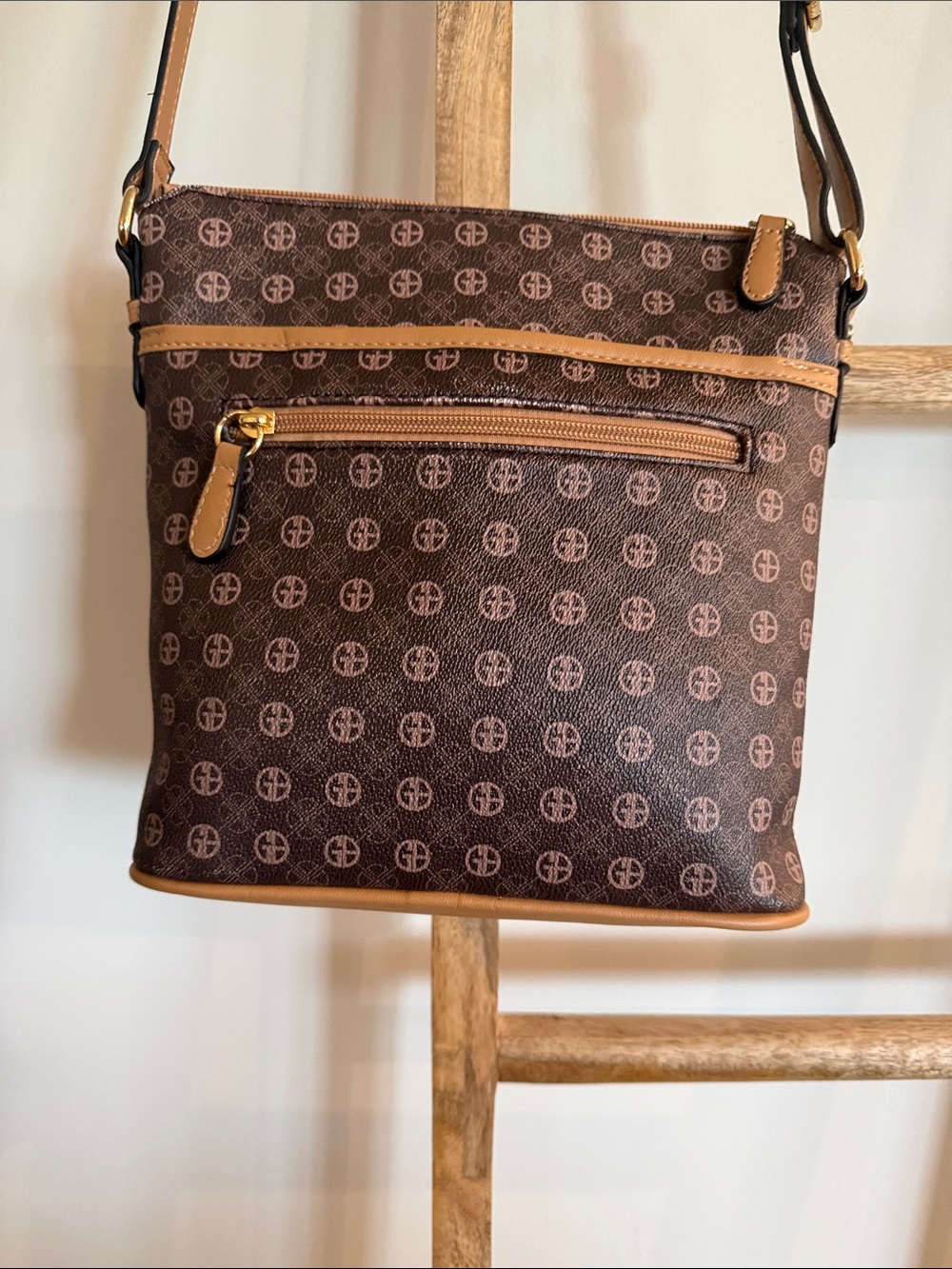 Giani Bernini Brown, White and Green Festive Winter Scene Crossbody Bag - Picture 3 of 8